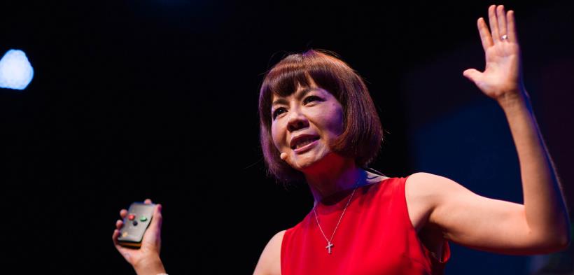 「有時，你要主動舉手。」鄒開蓮放棄完美履歷 做沒接觸的「這個」，竟讓台灣女性站上國際舞台，發光發熱！