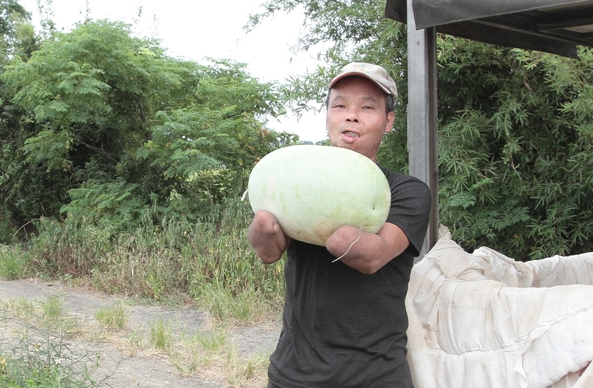 鄭禮通，雙手截肢沒工作，想自殺卻為妻女，勇敢活下去！現在看過他做事的人 都覺得他是史上最強的...