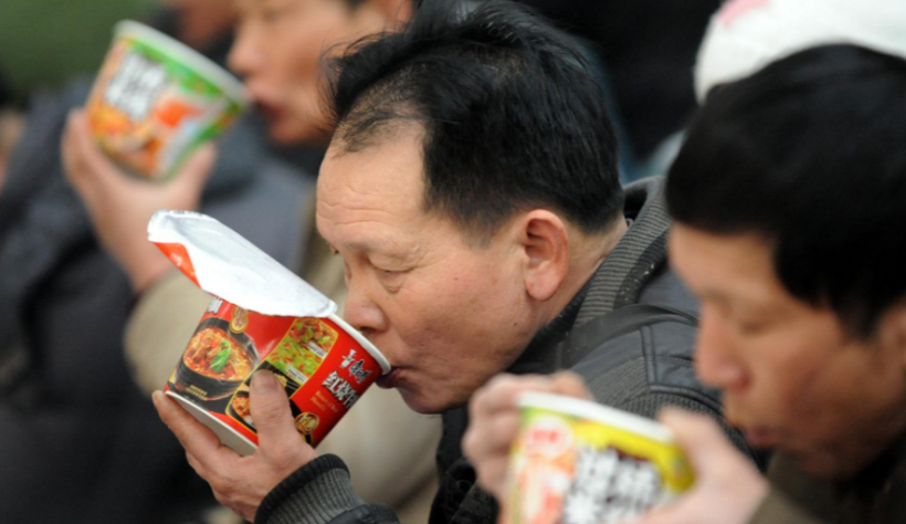 曾窮到月底 吃泡麵過生活！每天花 10 秒，「靠這招」抓飆股 ... 9 天竟漲 23.8％！