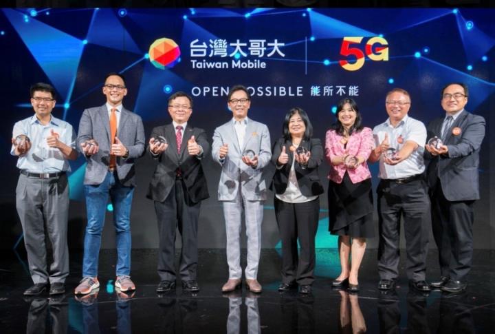台灣大（3045） 放膽改變，放大你的世界。 Open Possible 能所不能 為你的世界打開無限可能性