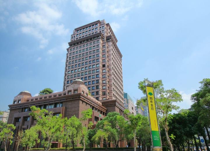 以壽險為主體的國泰金(2882)，為何2023年銀行獲利表現比壽險更亮眼呢?