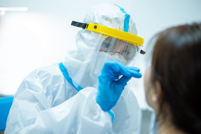 舊型醫療保險 竟理賠新冠肺炎？防疫保單是否需再加碼，專家：先翻翻已有的保單