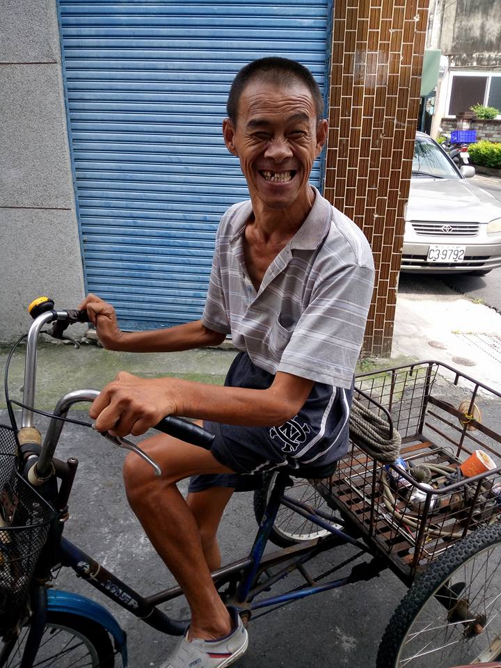 人窮 心不窮！腦性麻痺的許書誠做 100次回收，只為湊出 2100元的奠儀包給陷入 喪夫困境的她
