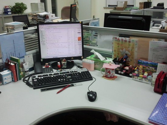 辦公桌上擺放的物品,竟會影響你 能不能加薪!掌握辦公桌布置的「5原則」,讓你提升工作效率、防小人!