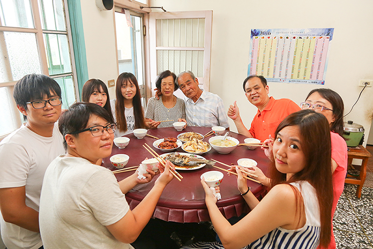 「我們是 孝順父母的最後一代,也是 被子女拋棄的第一代...」1個台灣,4個世代,退休命運大不同!