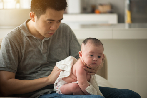老婆說：「帶小孩太累了，做不了晚飯！」為了反駁這個言論，老公決定 親自上陣體驗，結果竟然…
