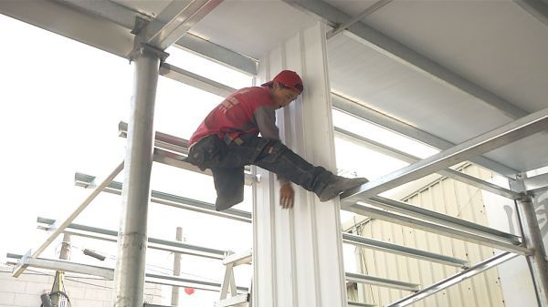 25 歲黃宇倫，因車禍只剩一條腿，卻俐落在工地搭鐵皮屋…他說：我少了「腿骨」，不能再少了「骨氣」！