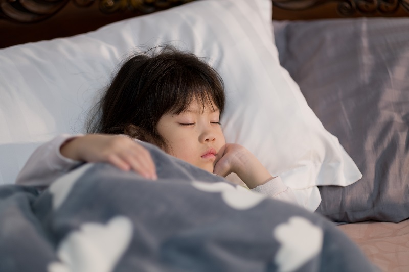 3歲以前，不要讓孩子單獨睡！ 但 6歲後還跟父母睡一起...會害了他一輩子啊！(父母必看，超重要)