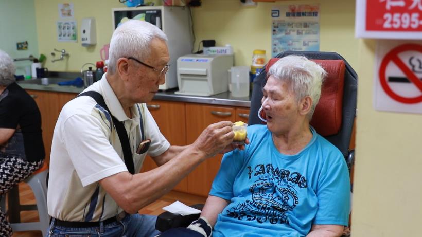 無情意外讓妻子只能臥床，84歲詹瑞東 每天去安養院報到，十幾年來風雨無阻，帶上布丁表示一生的愛