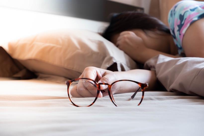 生活壓力大，每天晚上睡不好… 研究證實：睡眠障礙會損記憶力，老了容易失智！