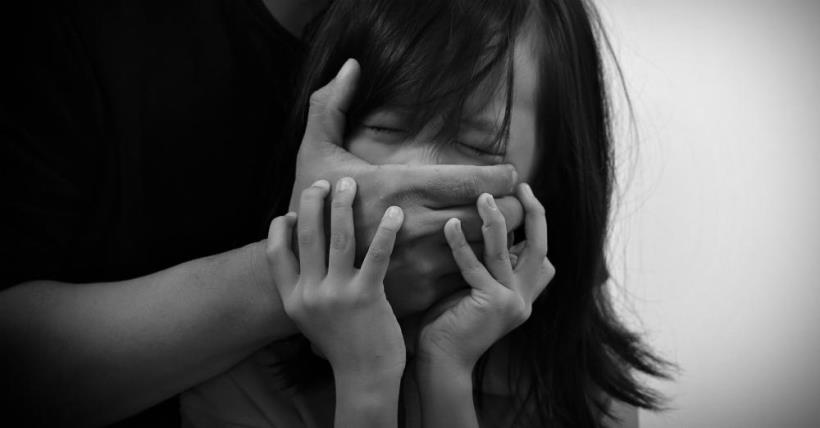冏星人自揭 9 歲遭父親友人「性侵、虐待」…名作家痛批：父母是共犯！根本不配生兒育女