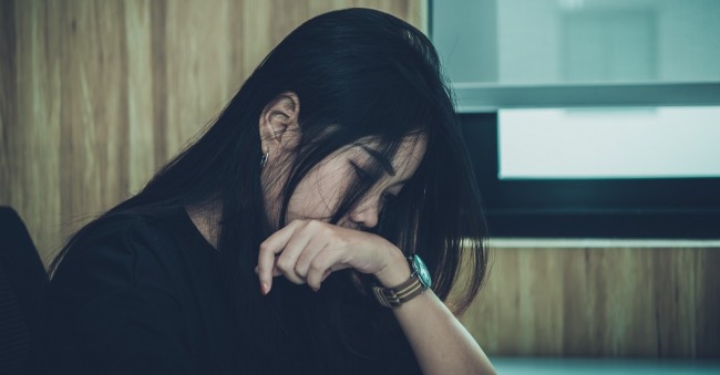 不要因為是家人、情人、摯友，就默默忍受對方的「情緒勒索」，你的委屈並不能 求全！