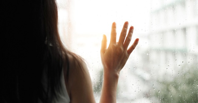經歷父親外遇、母親陪酒、憂鬱症的心理諮商師：「別用 原生家庭受的傷，懲罰 你的整個人生」