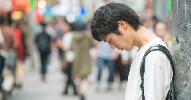 研究調查：高達 65 ％亞洲青少年覺得自己「沒用」！心理師：過度在意別人眼光，只會死在別人眼裡