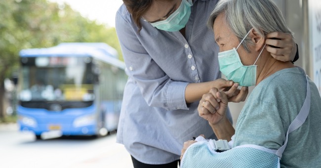 華人的孝順：用自己的歲月 換父母的健康…她辭職照顧病父 17 年，父親走了，她卻回不了職場 也沒存款…