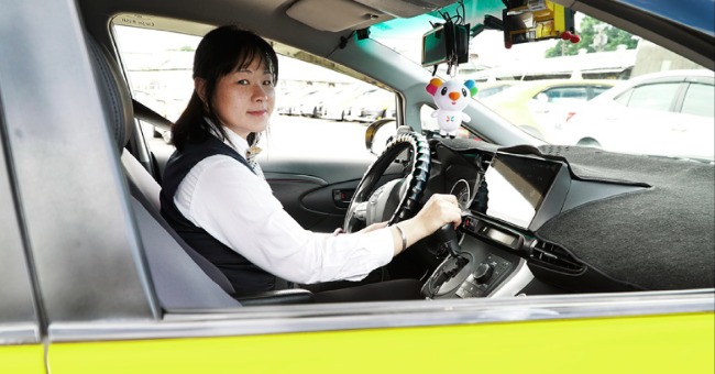 「我們回去載她好嗎？」離婚後，她開計程車養兒維生，用工作教會兒子 同理心