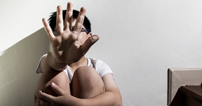 「媽會抽打我，但我還是想和她住。」8歲男孩法庭上惹哭所有大人：爸爸有妹妹陪了，但媽媽只剩一個人