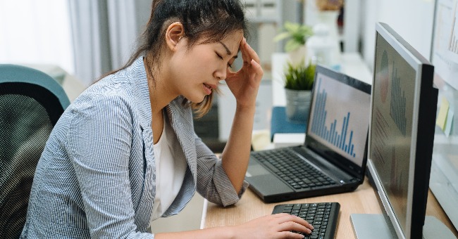 別讓錢和人生被「分期付款」綁架！上班族染上分期「毒癮」，光卡費就要半個月薪水…
