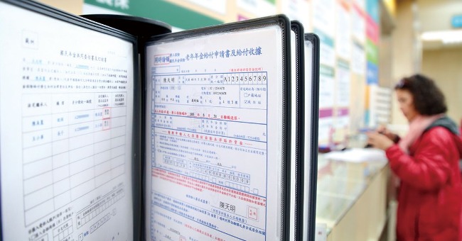 勞保老年給付３選擇，該月領還是一次領？未滿６５歲 被迫離職者，用１組合請領最有利！
