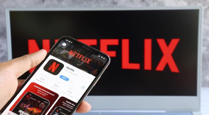Netflix 網飛股價重挫７成，該逢低買進？為挽回流失用戶，推出１解方！