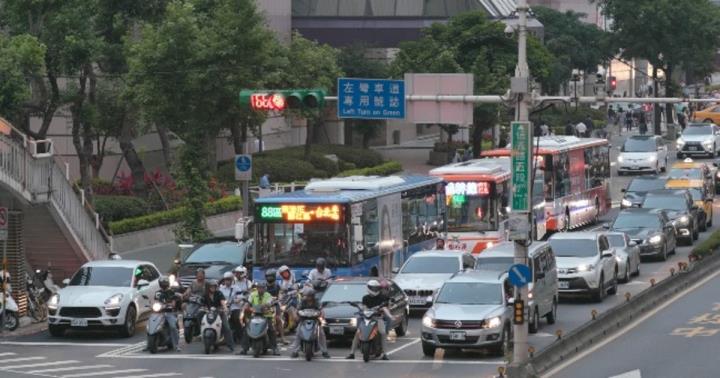 把我的錢還給我，少年股神變韭神！台股持續失守萬五，該如何操作下去？