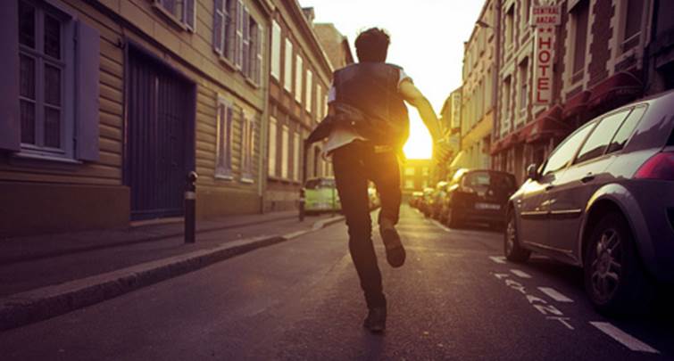 30歲的菲比斯，國立大學畢業 曾月領 22K...人生大轉彎，「這 1 個決定」讓他脫離窮忙族！