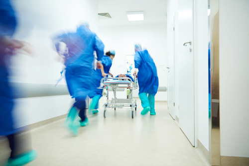 20 多歲女生被砍了三刀 瀕臨死亡… 急診室醫生描述手術慘況：濕透白袍、用盡全力 也追不上失血量‥