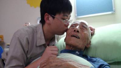 緬懷胡爺爺！他獨居、沒有親人，一餐只吃 30條麵配開水，卻捐出破紀錄的金額，只為「這件事」..感人！