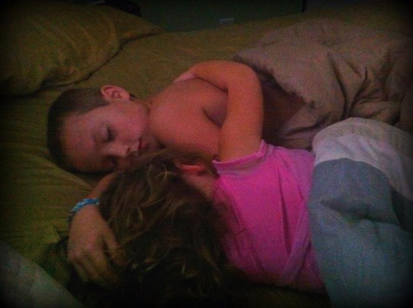 「手足之間」最動人的相處之道！6歲的妹妹偷偷做「這件事」，讓哥哥的反應...出乎大家意料！