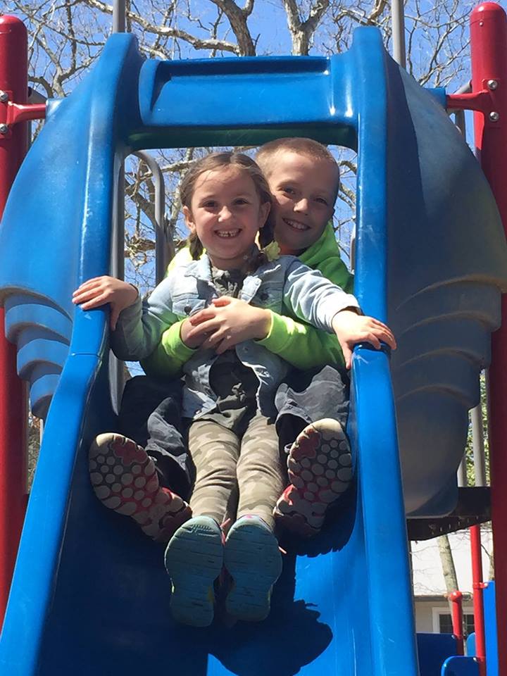 「手足之間」最動人的相處之道！6歲的妹妹偷偷做「這件事」，讓哥哥的反應...出乎大家意料！