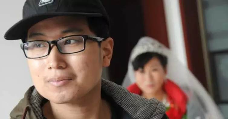 21歲血癌男孩王培洪，忍痛走下病床，為媽媽做「這件事」，讓網友深受感動，紛紛響應起身幫助他！