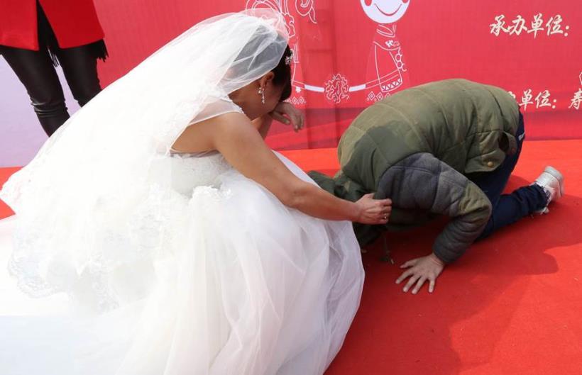 21歲血癌男孩王培洪，忍痛走下病床，為媽媽做「這件事」，讓網友深受感動，紛紛響應起身幫助他！