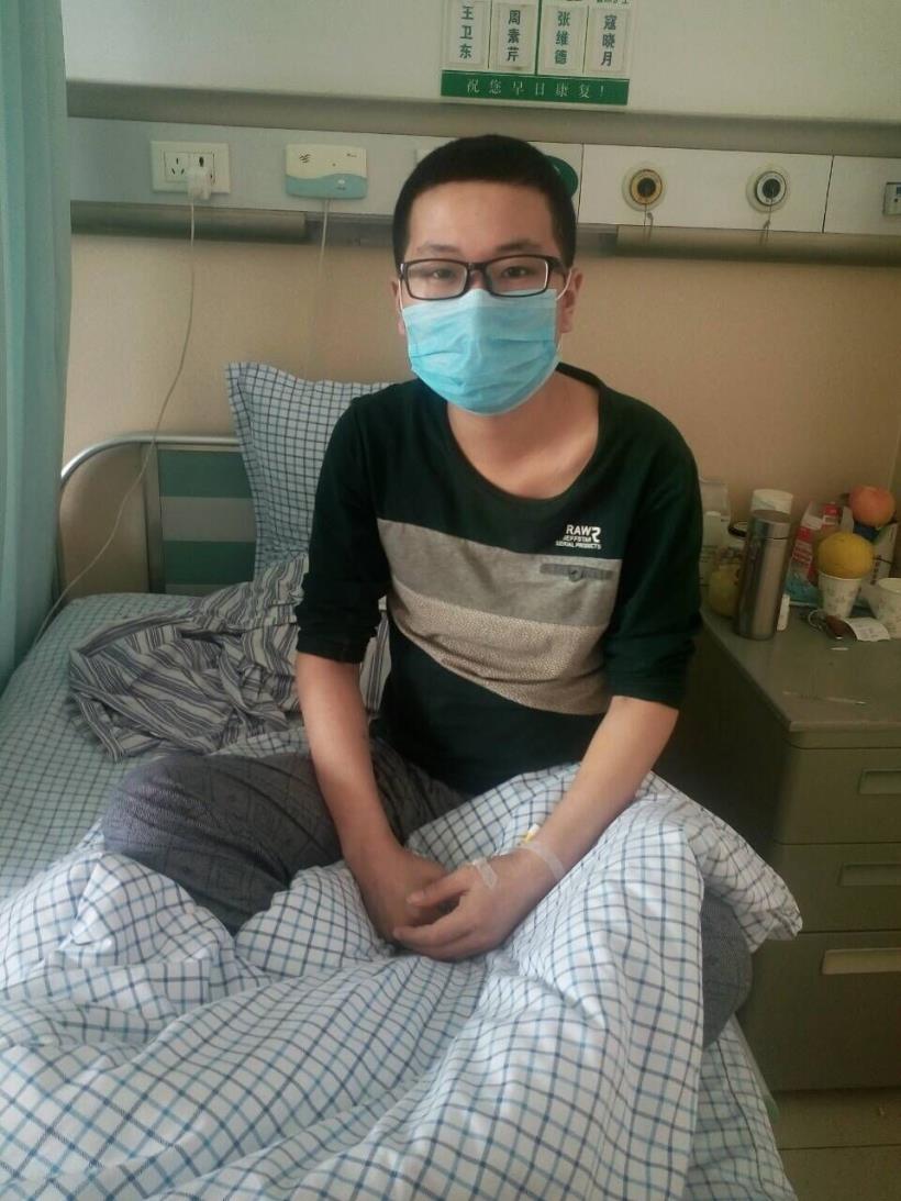 21歲血癌男孩王培洪，忍痛走下病床，為媽媽做「這件事」，讓網友深受感動，紛紛響應起身幫助他！