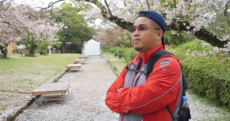 權證小哥，一位沒有背景、資源的上班族，苦吞三次「歸零」膏，卻靠10萬賺入千萬，成為權證無人不知曉的人