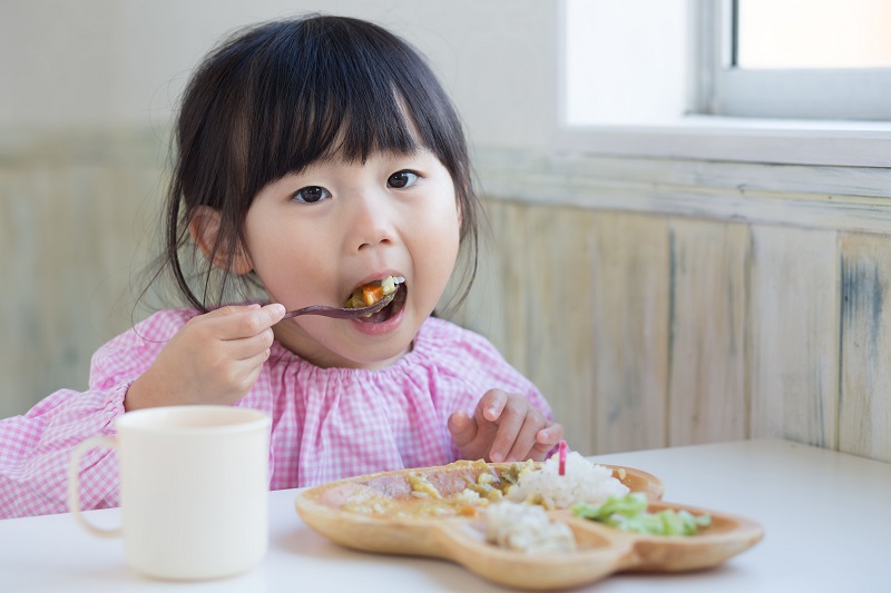 就算孩子吃飯掉滿地，美國的爸媽 也堅持不餵孩子吃飯，因為....