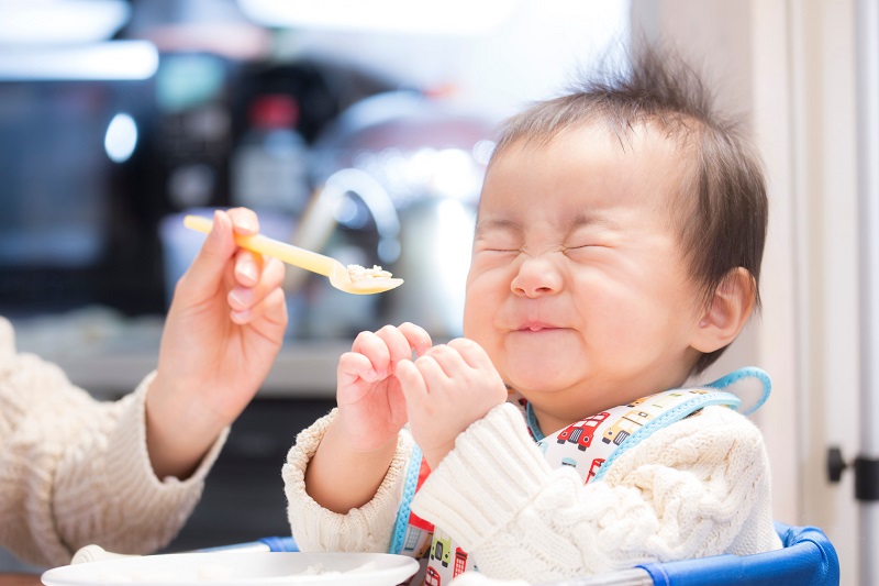 就算孩子吃飯掉滿地，美國的爸媽 也堅持不餵孩子吃飯，因為....