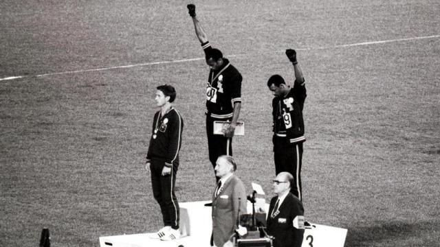 49年前 2位黑人「奧運上舉手致敬」寫下歷史，但旁邊「沒舉手的白人」後續故事更讓人飆淚！
