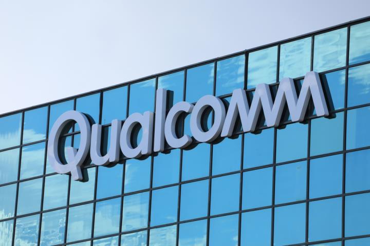 【美股研究報告】AI掀起手機和PC升級週期！高通 FY2025可望加速成長！