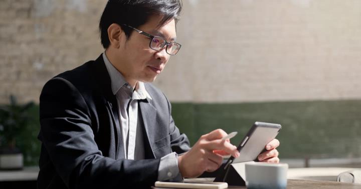 老闆就愛這一味！10個準則讓你成為「職場紅人」，連走路姿勢都是關鍵...