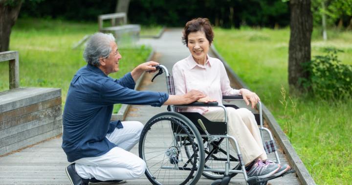 盤點 6 位因跌倒離世的名人！投保注意 1 件事，少一個字保險公司恐不理賠！