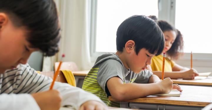 「媽媽，這個壞了，給你吃。」父母的 過度溺愛，只會養出 自私 的孩子！