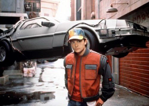 今年是電影「回到未來」中穿越未來的那年！人事物場景與2015年真實世界對比...