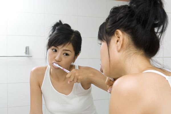 刷牙前千萬別先沾水，原來自己的牙白刷了幾十年...從現在開始矯正這些錯誤吧！