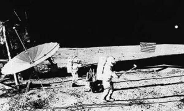 您知道登陸月球時，太空人當時在月球表面做了什麼運動嗎 ?