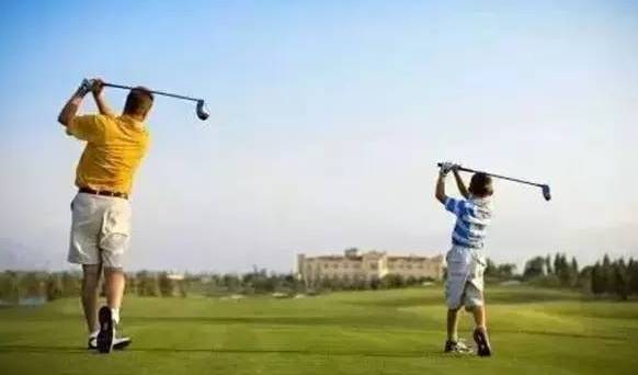 您知道登陸月球時，太空人當時在月球表面做了什麼運動嗎 ?