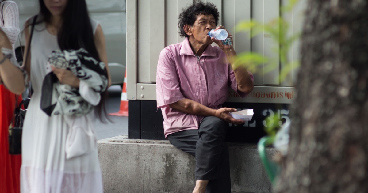 喝水的人