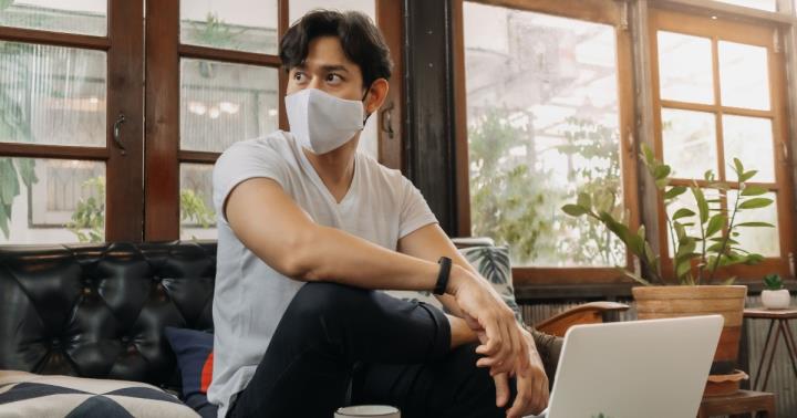 坐在椅子上的男人