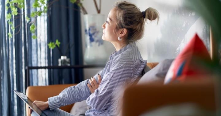 深思的中年婦女