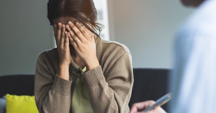 掩面哭泣的女人
