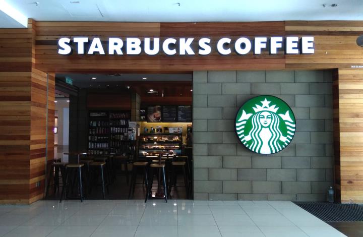 【美股研究報告】連鎖咖啡龍頭星巴克Starbucks FY2022因受惠北美市場疫後復甦表現優於預期，FY2023中國迎來解封，營運喜上加喜?